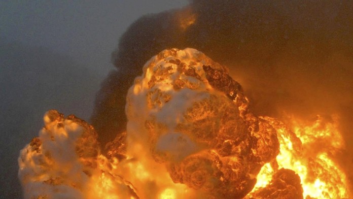 Požiar zachvátil vlak s nákladom ropy, ktorý vykoľajil v Západnej Virgínii.