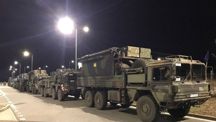 Vojenský konvoj, zrejme obranný systém Patriot, je už na Slovensku