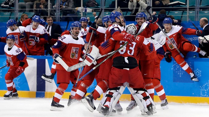 Radosť českých hráčov po víťazstve na USA.