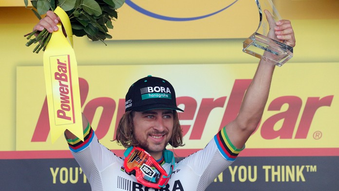 Peter Sagan oslavuje triumf v tretej etape Tour de France 2017.