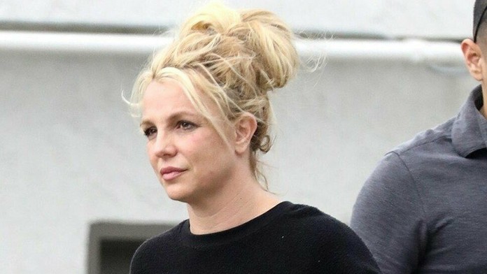 Uprostred tréner Švajčiarska Patrick Fischer v zápase s Rakúskom na MS 2019.