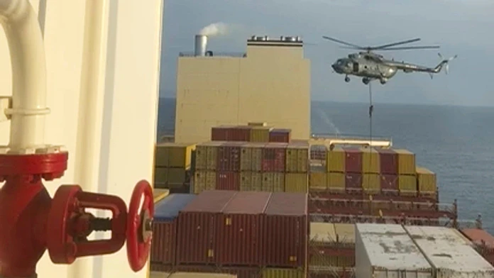 Na videosnímke z 13. apríla 2024 helikoptéra počas útoku na loď v Hormuzskom prielive.