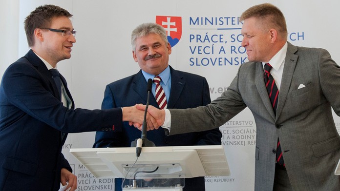 Premiér Robert Fico, minister práce Ján Richter a generálny riaditeľ ústredia práce Marián Valentovič.
