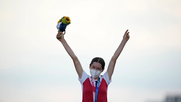 Anna Kiesenhoferová s olympijským triumfom.