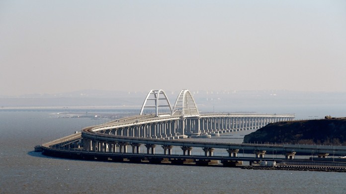 Na dostrel už bude aj Krymský most. Ak Ukrajinci použijú americké rakety, zatlačíme ich hlbšie, varuje Rusko