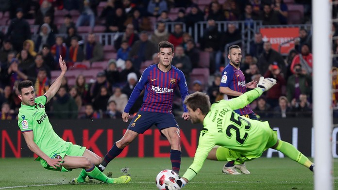 Philippe Coutinho strieľa na bránu Levante.