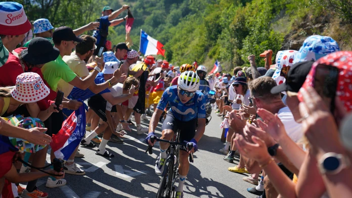 Tvárou prerazil sklo auta. Jazdec musel odstúpiť z Tour de France pre nezodpovednosť fanúšika