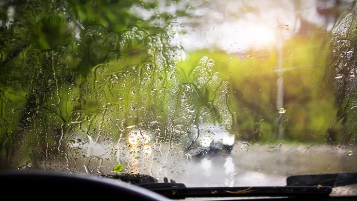 Šoférovanie v daždi - ilustračná snímka.