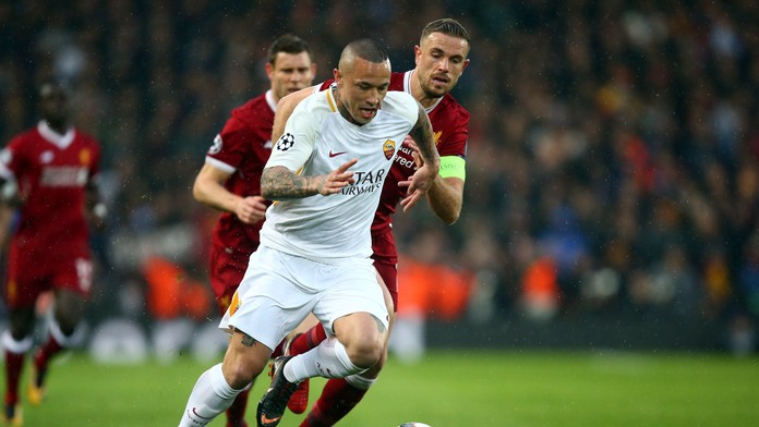 Kapitán Liverpoolu Jordan Henderson (vpravo) atakuje v prvom semifinále LM Radju Nainggolana z AS Rím.