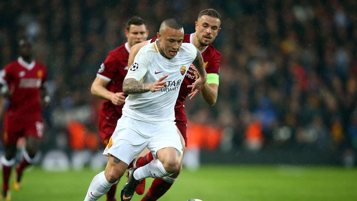 Kapitán Liverpoolu Jordan Henderson (vpravo) atakuje v prvom semifinále LM Radju Nainggolana z AS Rím.