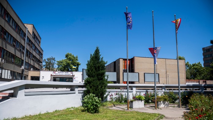 Slovenská vlajka stiahnutá na pol žrde pred mestským úradom v bratislavskej mestskej časti Ružinov počas štrajkovej pohotovosti.