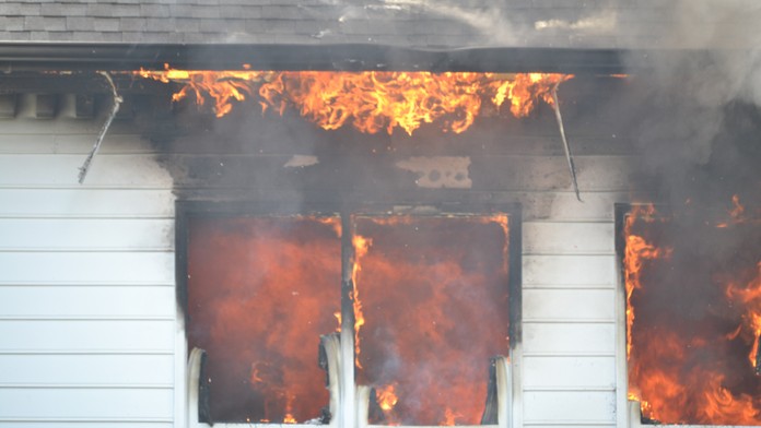 Sedemročné dievča zachránilo svojho brata z horiaceho domu. Ďalší traja súrodenci, žiaľ, neprežili