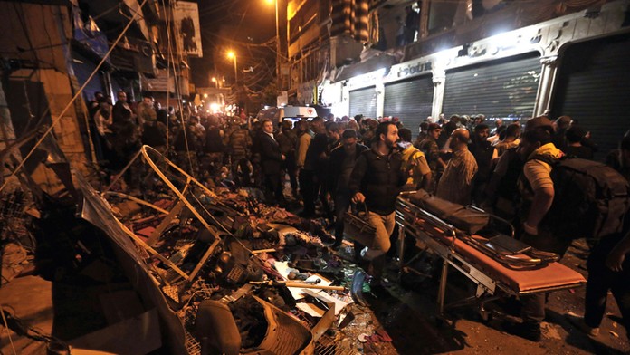 Vojaci libanonskej armády a ľudia prehľadávajú miesto samovražedných útokov na južnom bejrútskom predmestí Burdž Baražná.