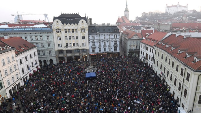 Pohľad na zaplnené Hlavné námestie počas spomienkovej hudobnej akcie Koncert pre Jána a Martinu.