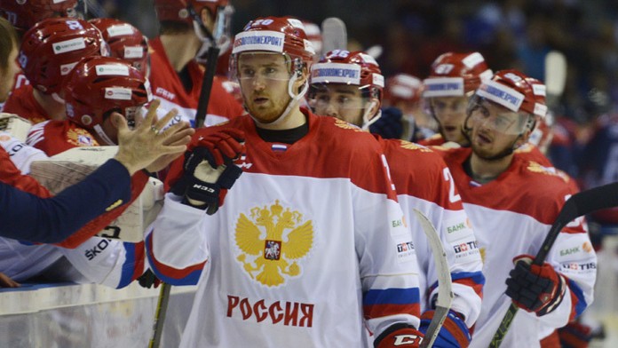 Hokejisti Ruska oslavujú šiesty gól, v popredí Jaroslav Dyblenko zápase Euro Hockey Challenge 2016.