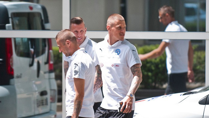 Zľava Stanislav Šesták, Ján Ďurica a Martin Škrtel na prechádzke.