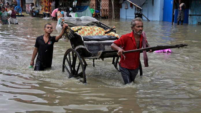 Viac než 100 ľudí zahynulo v dôsledku silných monzúnových dažďov za posledný týždeň v Indii.