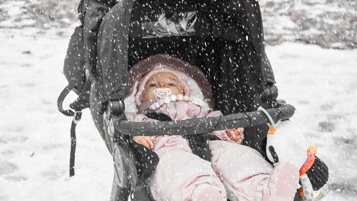 Muža nechceli pustiť s kočíkom do biatlonového areálu. Tak ho nechal aj s dcérou pred vchodom