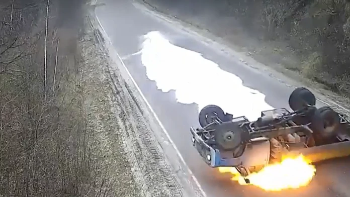 Najprv sa z auta vylialo mlieko, potom začalo horieť. 