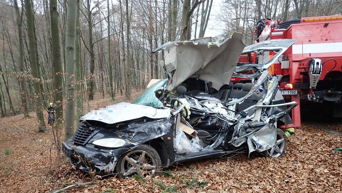 Auto sa zakliesnilo medzi stromy.