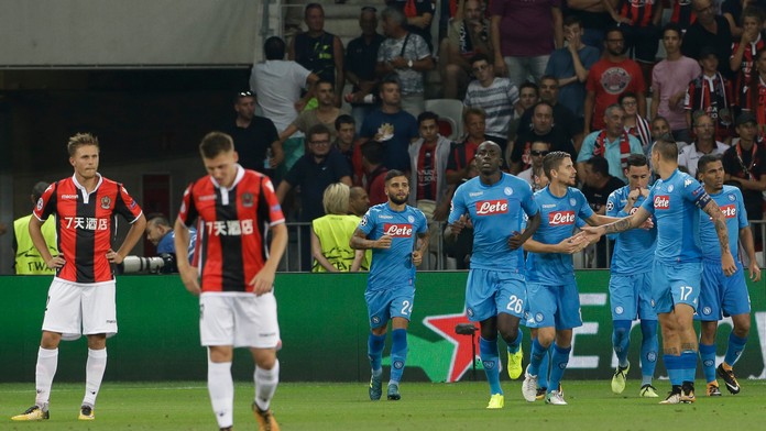 José Callejón (tretí sprava) oslavuje so spoluhráčmi z Neapolu gól v sieti Nice v odvete play-off predkola LM.