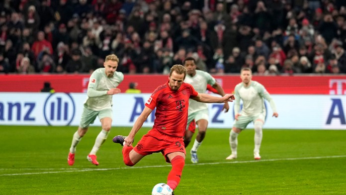 Bayern potvrdil pozíciu ligového lídra. Harry Kane premenil dve penalty a zariadil triumf