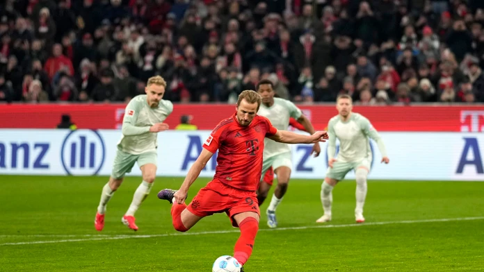 Bayern potvrdil pozíciu ligového lídra. Harry Kane premenil dve penalty a zariadil triumf