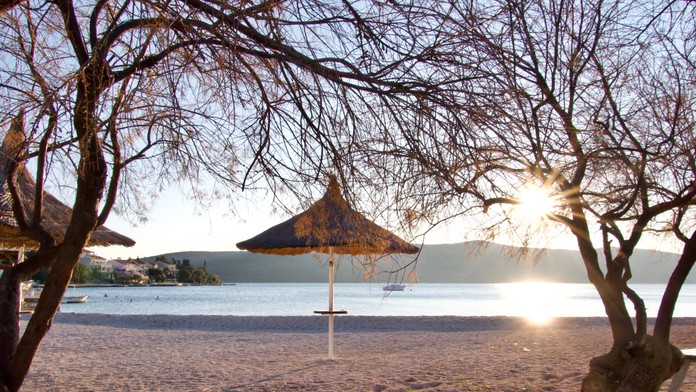 Pláž v chorvátskom letovisku je kontaminovaná toxickou látkou, úrady ju napriek tomu nechávajú otvorenú