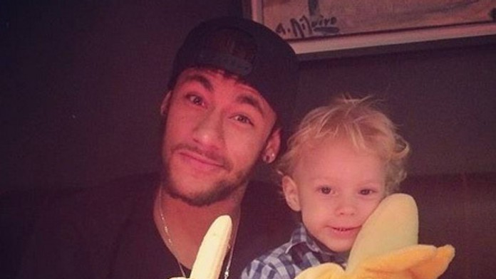 Neymar so synom a banánom.jpg