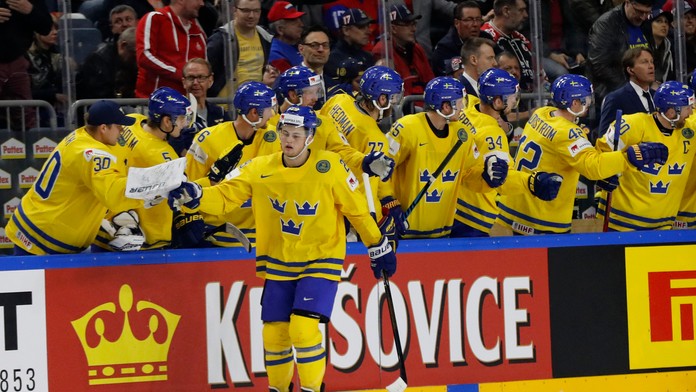 William Nylander (na ľade) prijíma gratulácie od švédskych spoluhráčov po góle v semifinále MS 2017 proti Fínsku.