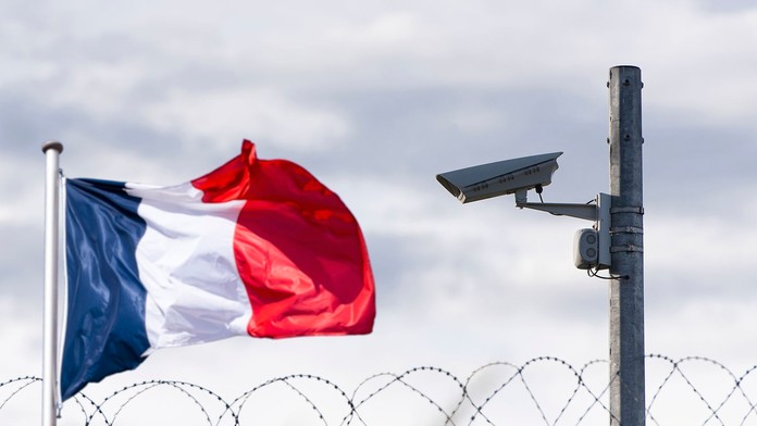 Francúzska vlajka a bezpečnostná kamera.