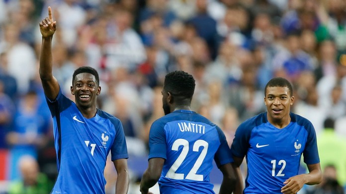 Ousmane Dembele, Samuel Umtiti a Kylian Mbappe sa radujú po góle do siete Anglicka.