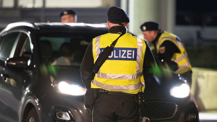 Nemecká vláda schválila zákon na urýchlenie deportácií aj predĺženie hraničných kontrol