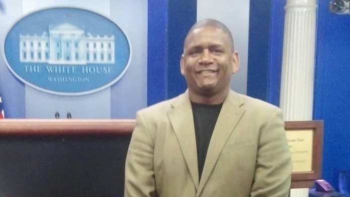 John Hollis v Bielom dome.