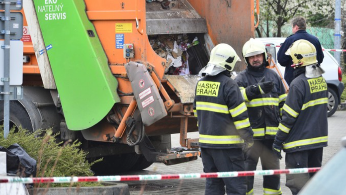 Tragédia v Česku. Smetiari si nevšimli muža v koši, auto ho rozdrvilo