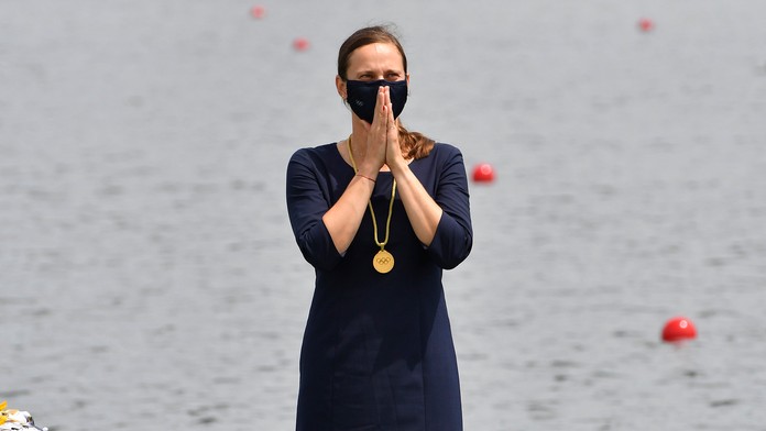 Danka Barteková počasi medailového ceremoniálu po súťaži štvorkajaku na 500 metrov.
