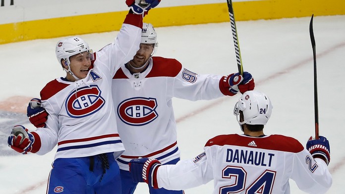 Brendan Gallagher oslavuje svoj gól so spoluhráčmi Tomášom Tatarom a Phillipom Danaultom.