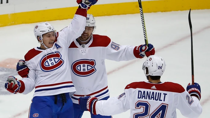 Brendan Gallagher oslavuje svoj gól so spoluhráčmi Tomášom Tatarom a Phillipom Danaultom.