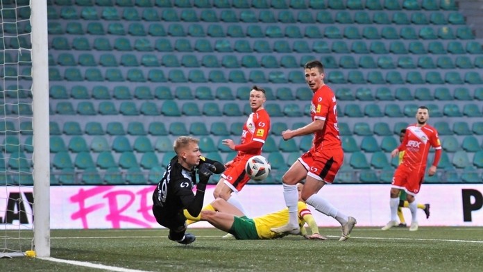 Brankár Dominik Sváček (Liptovský Mikuláš) vyráža loptu v zápase 15. kola Fortuna ligy v Žiline.