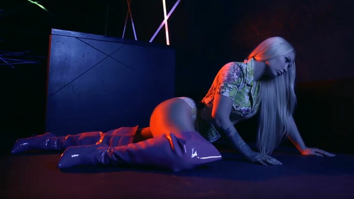 Iggy Azalea vo videoklipe Mo Bounce