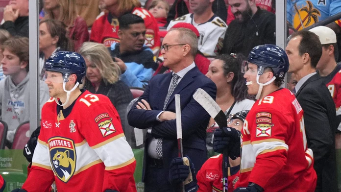 Tréner Floridy Phanters Paul Maurice stojí na striedačke.