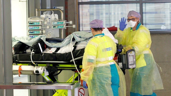 Holandskí záchranári privážajú pacienta s ochorením COVID-19.