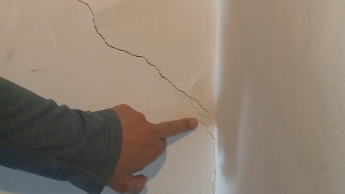Praskliny na stenách rodinného domu po zemetrasení v Česku.