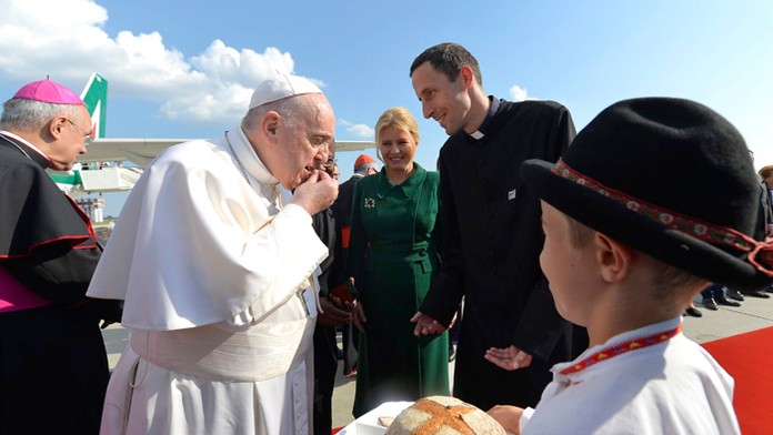 Pápeža Františka privítali slovanským zvykom - chlebom a soľou.