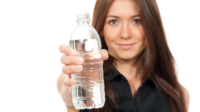 Žena s fľašou vody