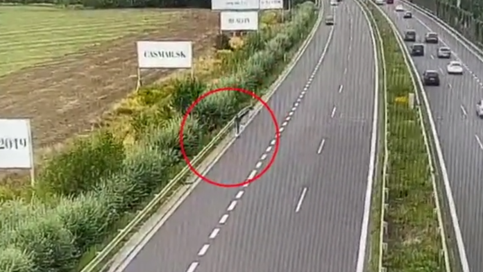 Kolobežkár na diaľnici 