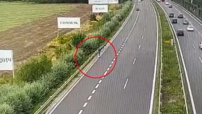 Kolobežkár na diaľnici 