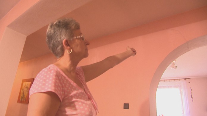 Prasknutá stena v dome na Sokolskej ulici v Leviciach.