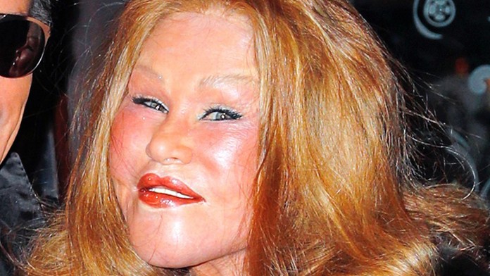 Mačacia žena je zasnúbená. Prsteň je taký drahý, že ju musí strážiť ochranka