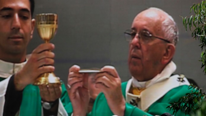 Pápež slúžil omšu v Baku. Stretol sa so slovenskými saleziánmi